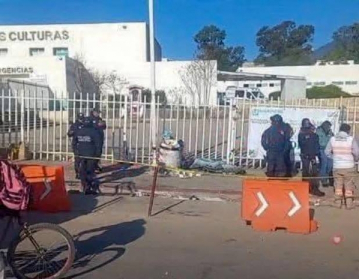 Atiende personal del CRPROCYB reporte de persona sin signos vitales frente al Hospital de Las Culturas en SCLC