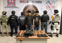 En Ocozocoautla, Grupo Interinstitucional detiene a dos personas por traslado de veh&iacute;culo con reporte de robo, violaci&oacute;n a la Ley Federal de Armas y los que resulten