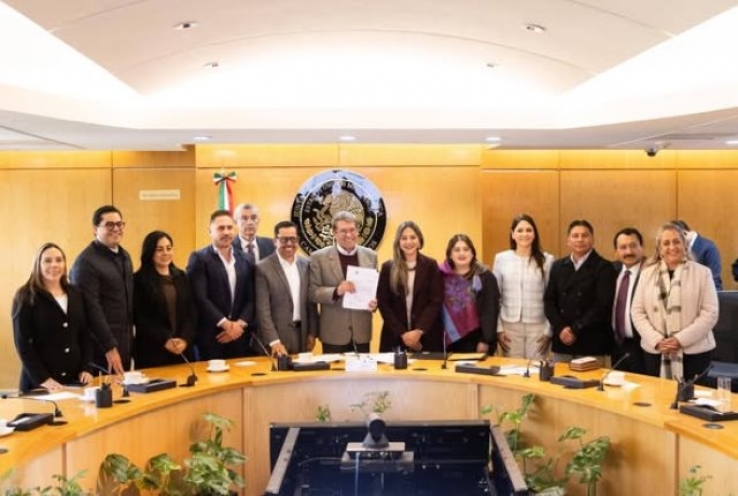 Comitiva entrega al Congreso de la Uni&oacute;n iniciativa de reforma a la Ley Federal de Armas de Fuego y Explosivos