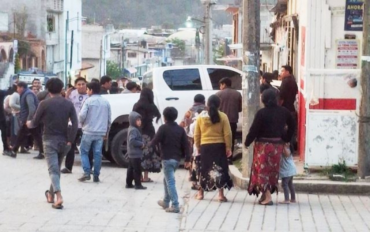 Camioneta se impacta contra fachada de establecimiento comercial en Zinacant&aacute;n