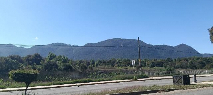 Conductor de volteo es detenido por tirar escombro en humedales, en San Crist&oacute;bal