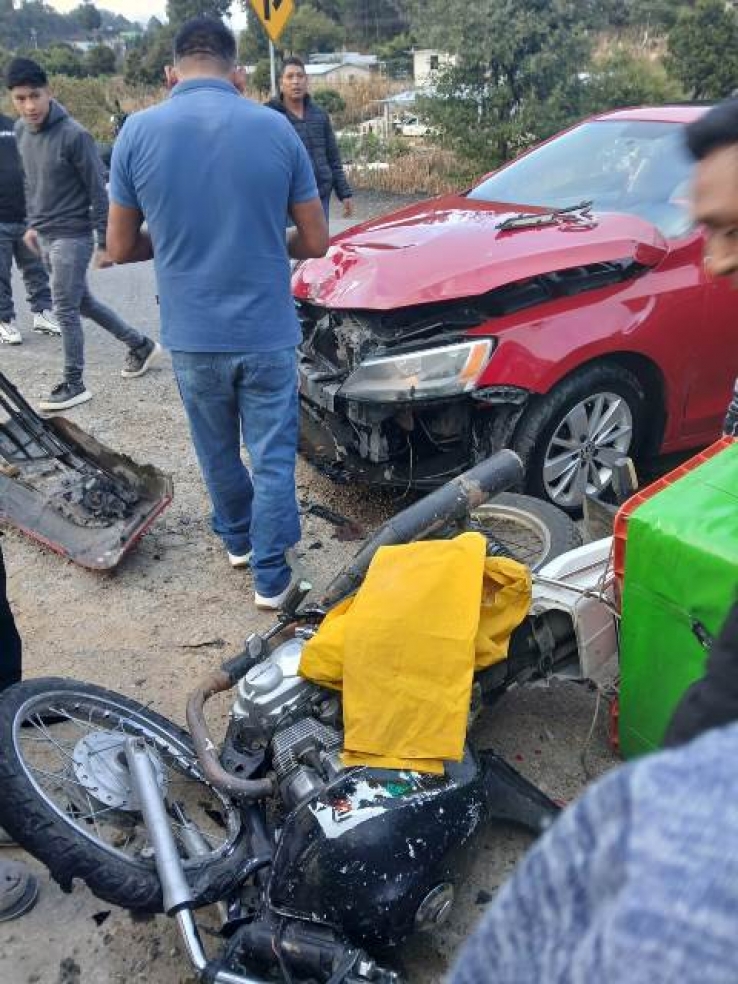 Un motociclista grave al chocar con auto en Teopisca