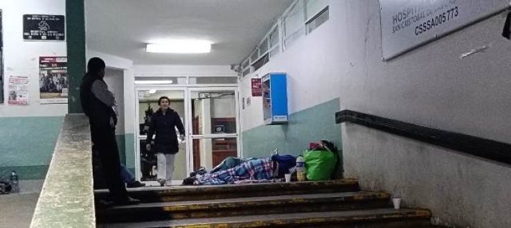 Familiares de pacientes del Hospital de la Mujer contin&uacute;an en los pasillos, pese a bajas temperaturas en San Crist&oacute;bal