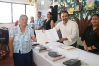 Icheja entrega becas &ldquo;Rosario Castellanos&rdquo;, constancias de alfabetizaci&oacute;n y m&oacute;dulos en El Jobo   Tuxtla Guti&eacute;rrez, 18 de febrero del 2026.- En la localidad de El Jobo, de Tuxtla Guti&eacute;rrez, el Instituto Chiapaneco de Educaci&oacute;n para J&oacute;venes y Adultos (