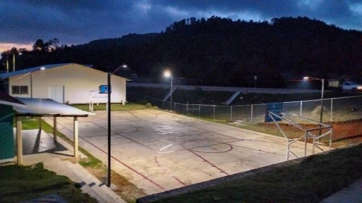 Comunidades de San Crist&oacute;bal reconocen a Fabiola Ricci por mejoras en alumbrado p&uacute;blico