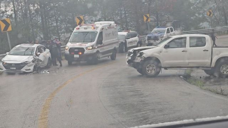 Dos lesionados en accidente carretero en la curva de Huixt&aacute;n