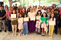 Luci&eacute;rnagas iluminan la Secretar&iacute;a de Educaci&oacute;n