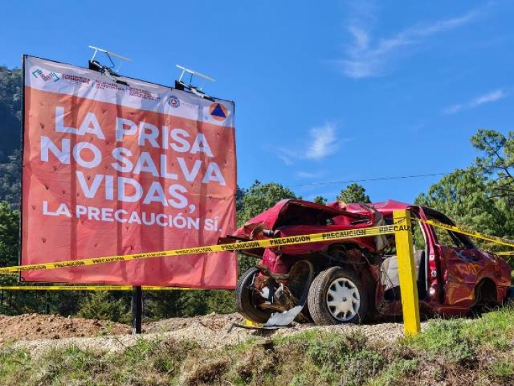 Instalan &ldquo;monumento a la imprudencia&rdquo; como medida preventiva en la carretera de cuota San Crist&oacute;bal&ndash;Chiapa de Corzo